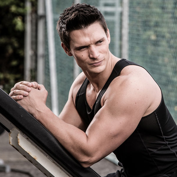 Как привлечь внимание девушки?