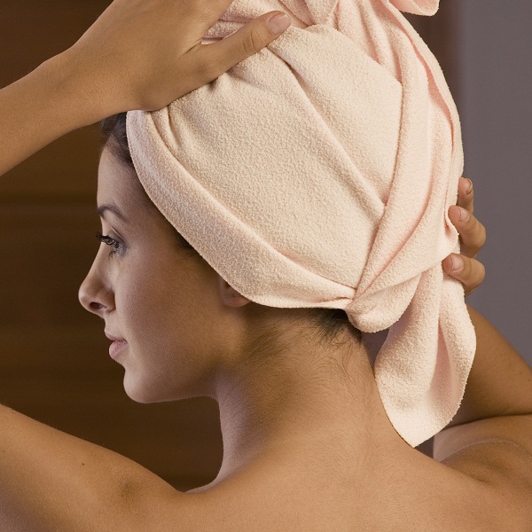 Сухая кожа головы: причины и лечение