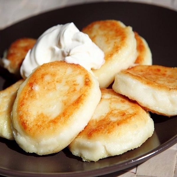 Печеные сырники со сметаной