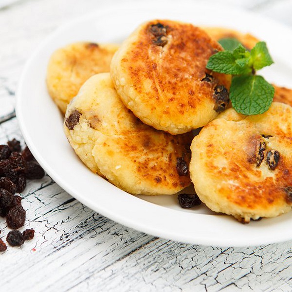 Печеные сырники с изюмом