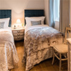 Серая спальня в интерьере: особенности, фото, для каких стилей подойдет