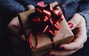 Что дают в роддоме в подарок роженицам: подарки при выписке от государства