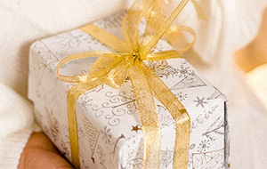 Подарок на день рождения начальнице: советы по выбору подарков от коллектива