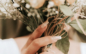 Выбор свадебных перчаток для невесты: короткие, длинные, с кружевами