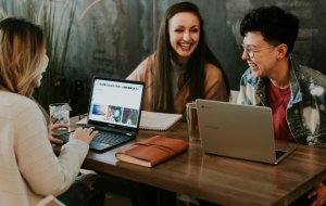 Дружба на работе: какая она?