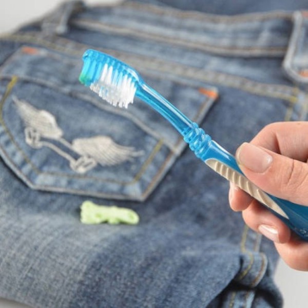 как и чем вывести пятна краски с одежды в домашних условиях? пудра, Фея и зубная щетка помогут