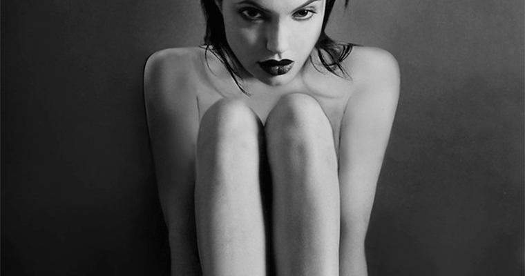 На продажу выставлены уникальные фотографии 20-ти летней Анджелины Джоли