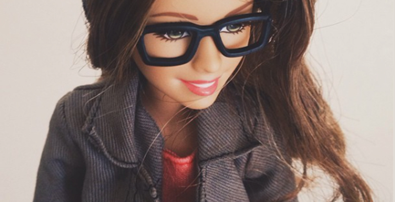 Барби-хипстер пародирует пользователей Instagram