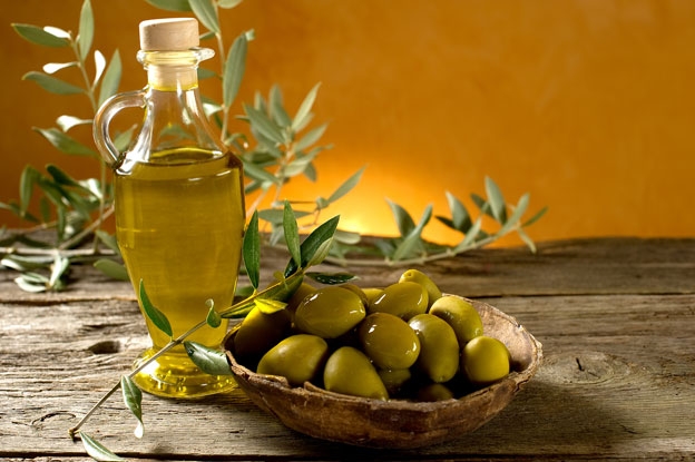 Применение оливкового масла для лица и кожи вокруг глаз