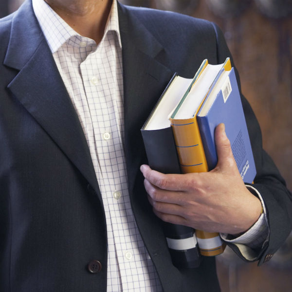 Как заставить себя прочитать книгу. man holding books. Как заставить себя прочитать книгу фото. Как заставить себя прочитать книгу-man holding books. картинка Как заставить себя прочитать книгу. картинка man holding books