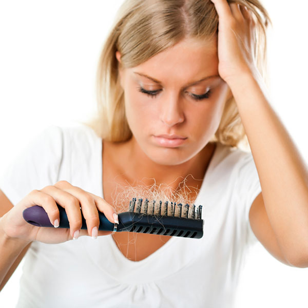 Сильное выпадение волос у женщин: причины, лечение