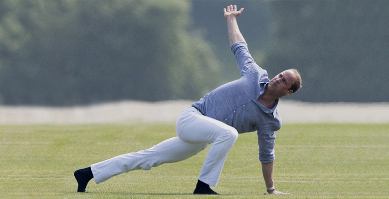 Фото дня: принц Уильям занимается йогой на траве
