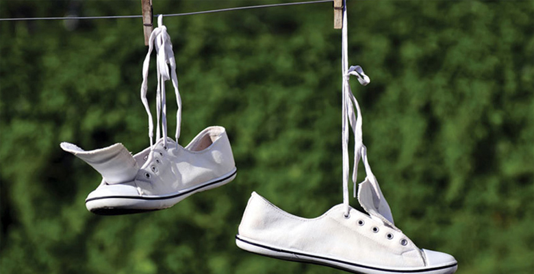 Как стирать кроссовки в машинке и вручную?