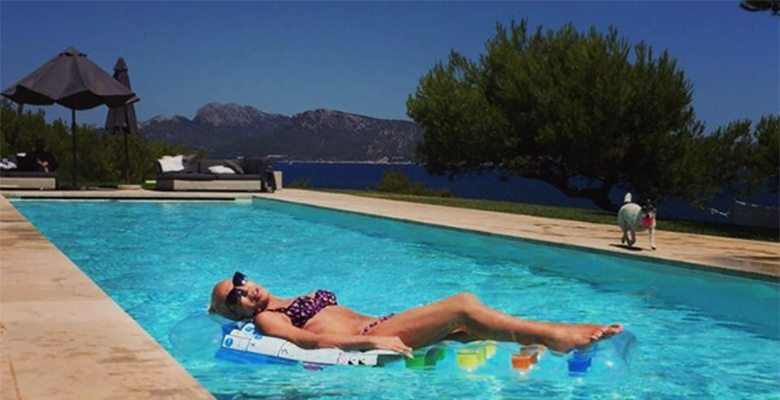 Донателла Версаче в купальнике подверглась критике в соцсетях