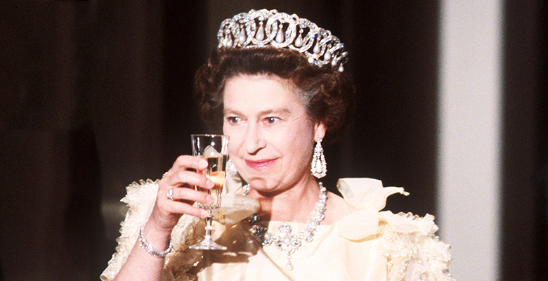 Королева Елизавета II выпивает 4 коктейля в день