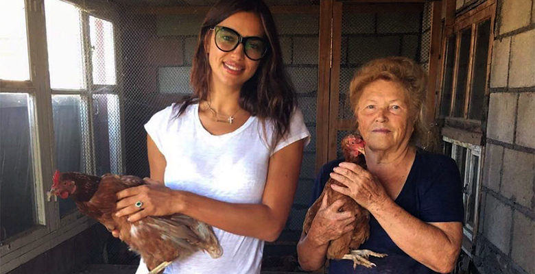Ирина Шейк проводит каникулы у бабушки в деревне