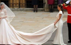 Как правильно носить и перевозить свадебное платье?