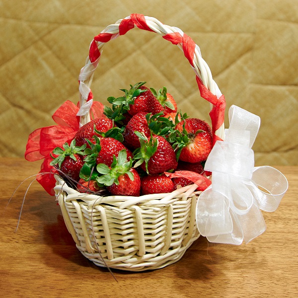 Необычный подарок жене на ситцевую свадьбу – корзинка с ягодами