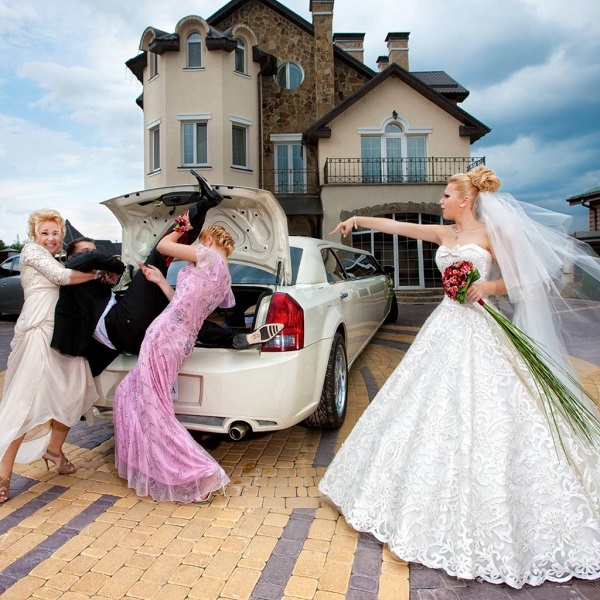 Как садиться в свадебном платье в машину?