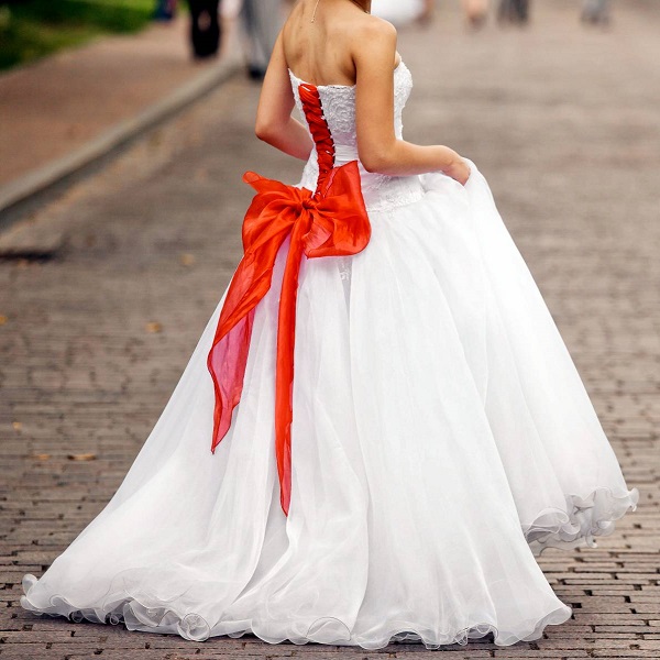 Фото бело-красного свадебного платья