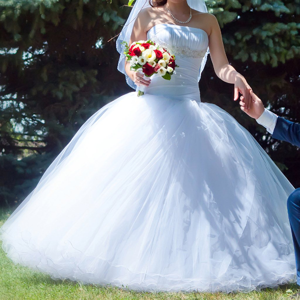 Традиционное белое свадебное платье