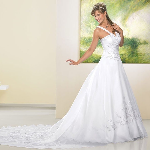 Классическое белое платье на свадьбу со шлейфом