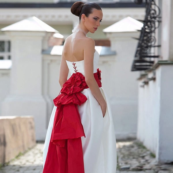Белое с красным свадебное платье