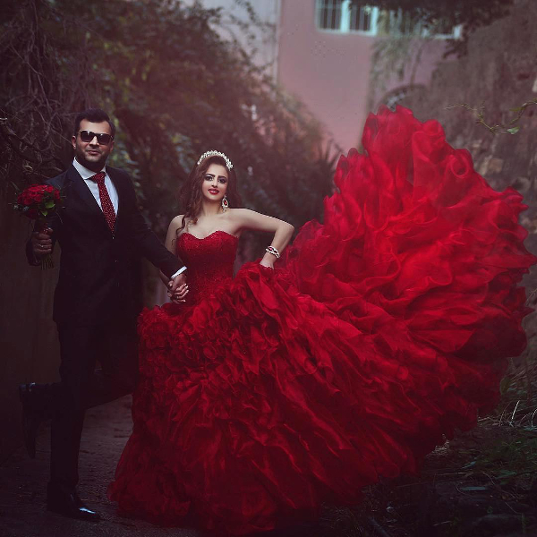 Фото невесты в великолепном красном платье