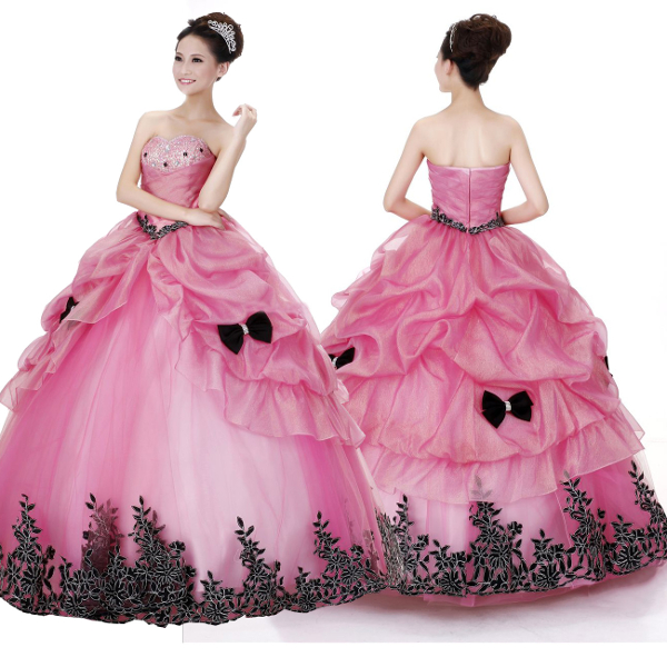Фото невесты в розовом платье с черными узорами