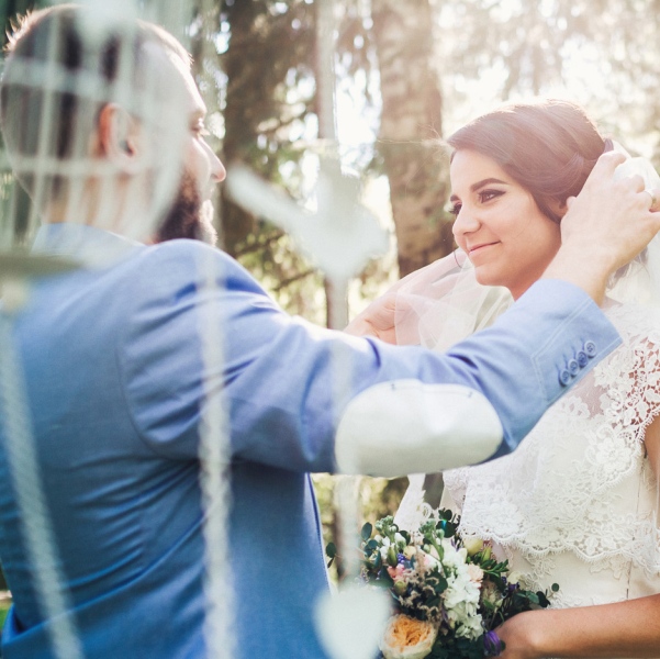 Жених видит невесту в свадебном платье перед свадьбой