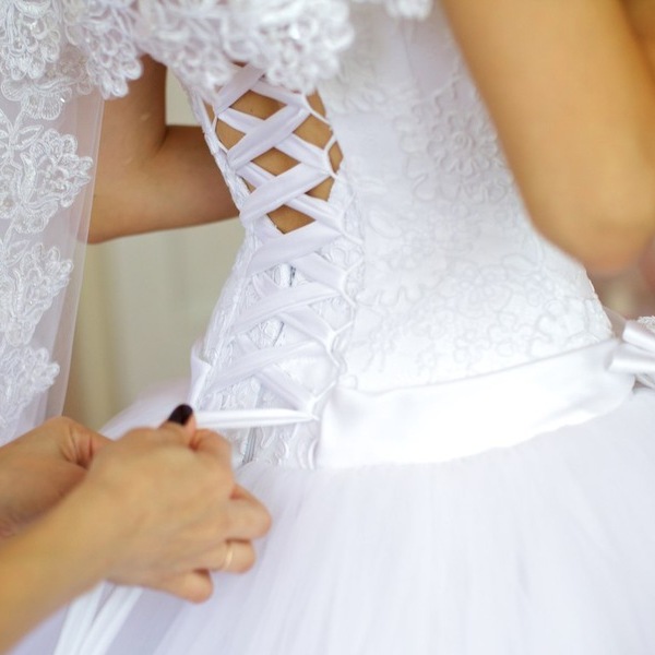 Фото шнуровки платья невесты лентой