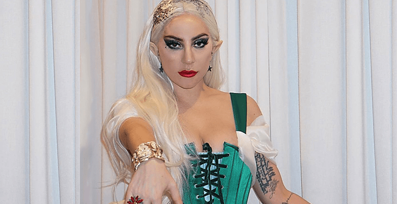 Леди Гага примерила новогодний костюм «непослушного эльфа»