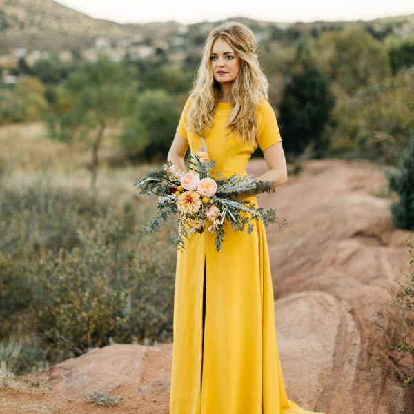 Минималистическое платье невесты желтого цвета