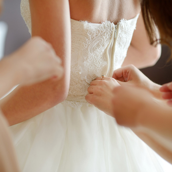 Натягивание свадебного платья