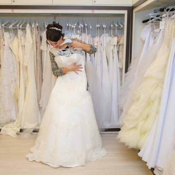 Невеста выбирает свадебное платье