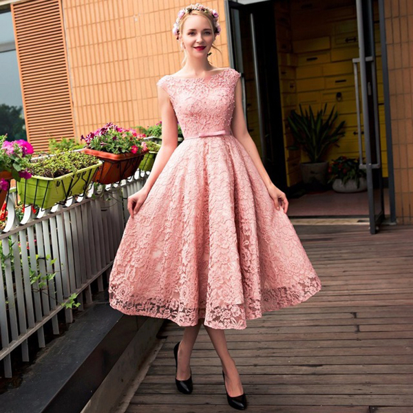Розовое свадебное платье миди-длины с кружевами