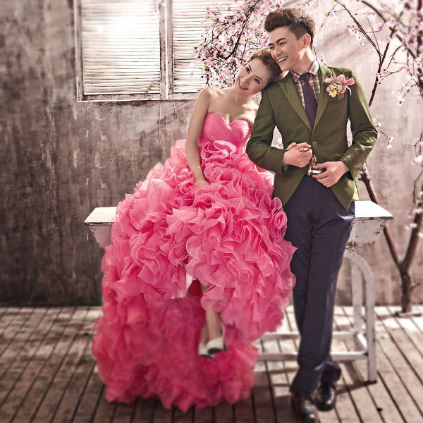 Сочетание ярко-розового платья невесты с нарядом жениха