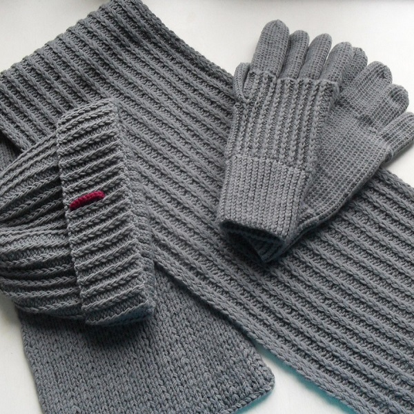  Подарочный набор из шарфа, шапки и перчаток ручной вязки