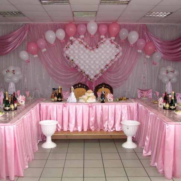 Празднование розовой годовщины - украшение воздушными шарами