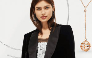 Идеальная пара января: строгий блейзер + ювелирное колье