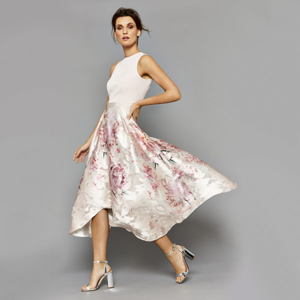  Стильный свадебный образ – простой белый топ и асимметричная юбка с эффектным принтом