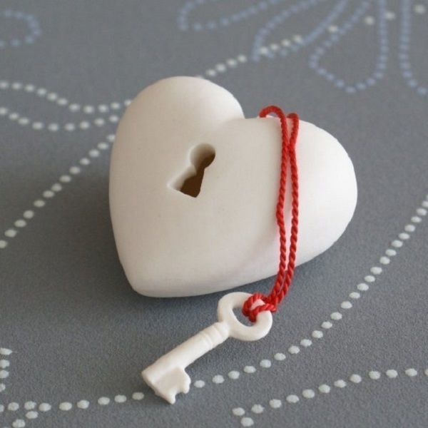  Брелок в виде сердца с ключом из холодного фарфора