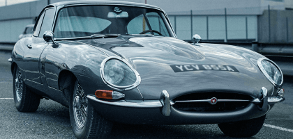 Принц Гарри и Меган Маркл уезжают со свадьбы на Jaguar E-Type