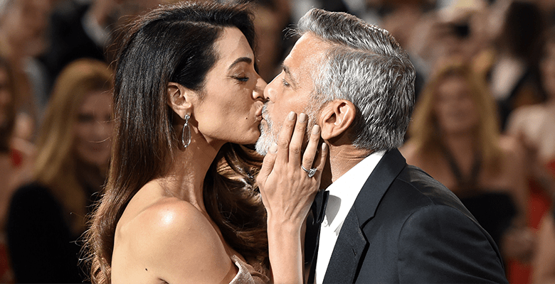 Амаль Клуни поцеловала супруга на вечере в его честь