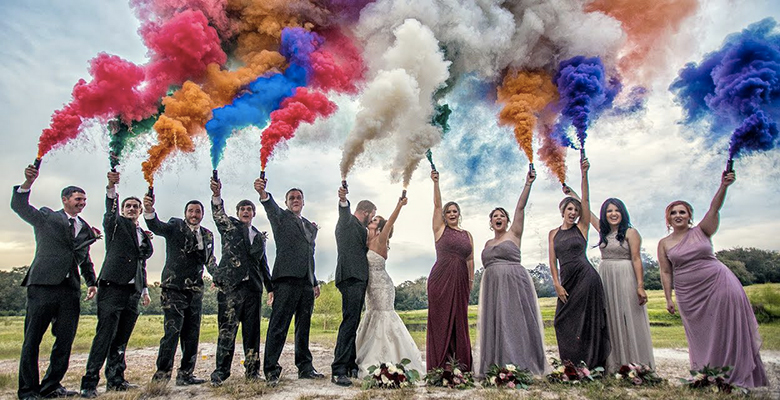 Цветной и тяжелый дым на свадьбу: как украсить фото с помощью дымовых шашек?