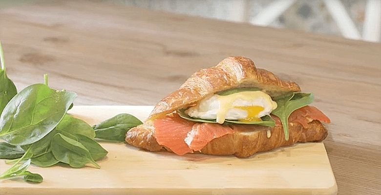 Как приготовить яйцо «Бенедикт» с копченым лососем? Рецепт от SUNMAG