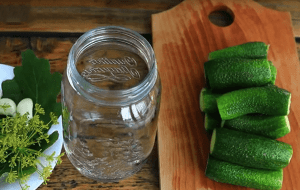 Как приготовить малосольные огурцы: рецепт от SUNMAG