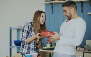 Какой сюрприз сделать любимому парню на день рождения?