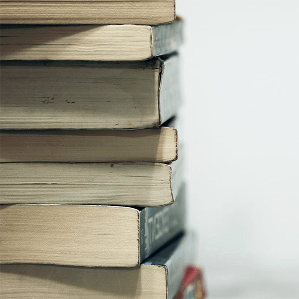 Книга в подарок на день рождения: как выбрать книгу и красиво ее подписать?