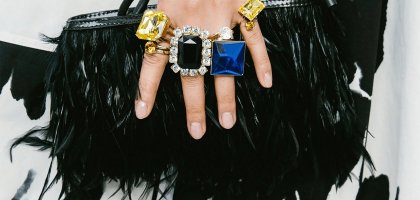 Коктейльные кольца с яркими камнями: какие выбрать и с чем носить